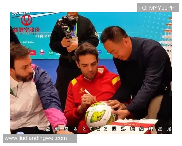 足球巨星赛后亲切与粉丝合影留下温馨难忘瞬间